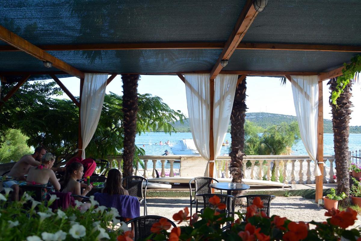 Apartments with a parking space Pirovac, Sibenik - 13977 - Housity