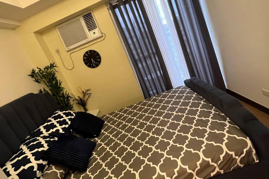 1-BR Condo Unit at The Celandine with Refreshing Balcony-view of the Pool - Housity