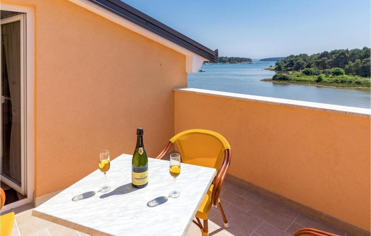 Awesome Apartment In Medulin With House Sea View - Housity