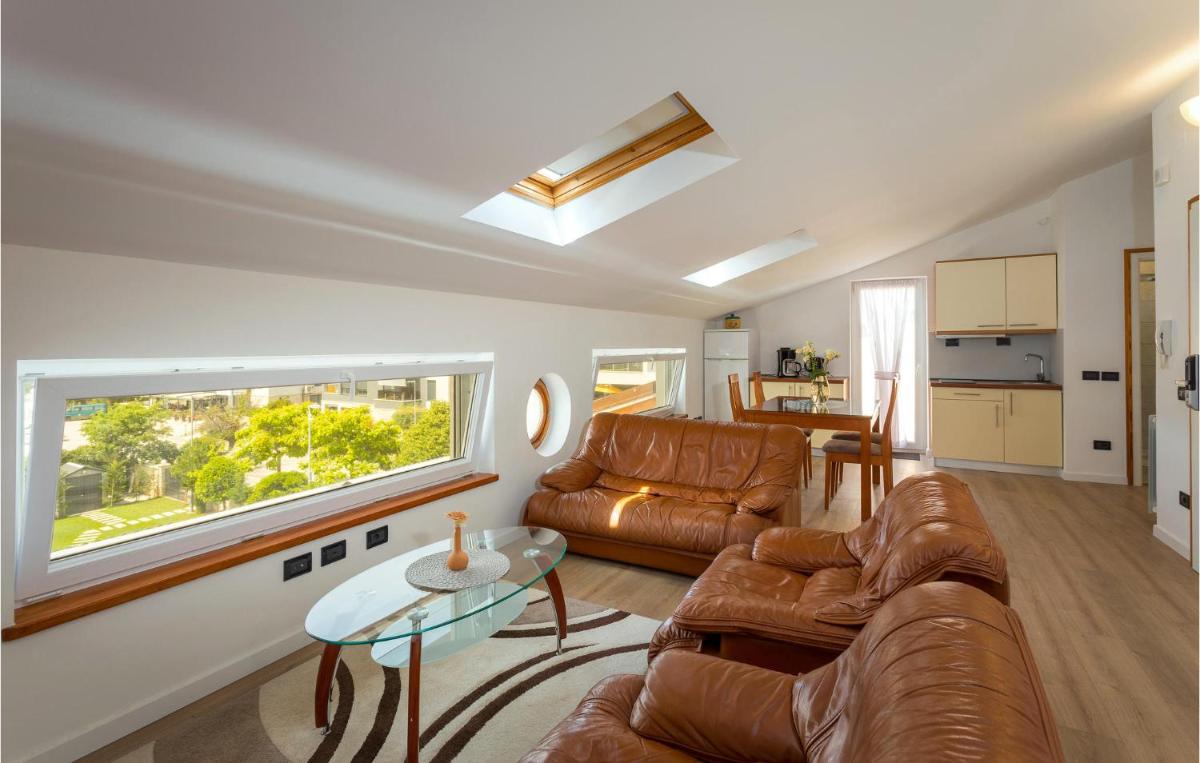 Awesome Apartment In Medulin With House Sea View - Housity