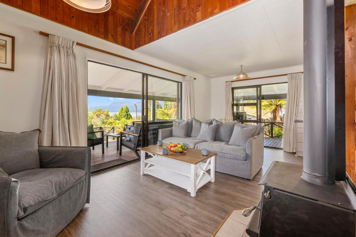 Splendour on Spencer - Lake Tarawera Holiday Home - Housity