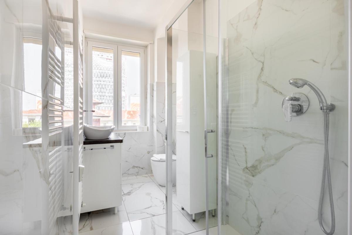 GuestHost - Garibaldi & Gae Aulenti Modern Apt with Private Parking! - Housity