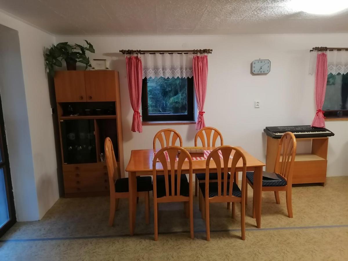 Na samotě u lesa - Housity
