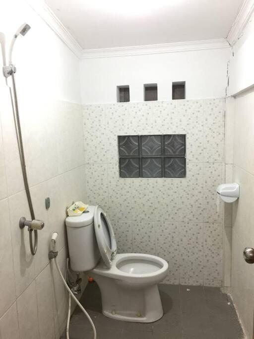 Banda Aceh Batoh Homestay - private - fits up to 8 persons - Housity