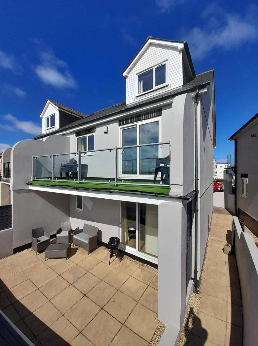 Modern spacious 4Bed House in Porth Newquay Brambl - Housity