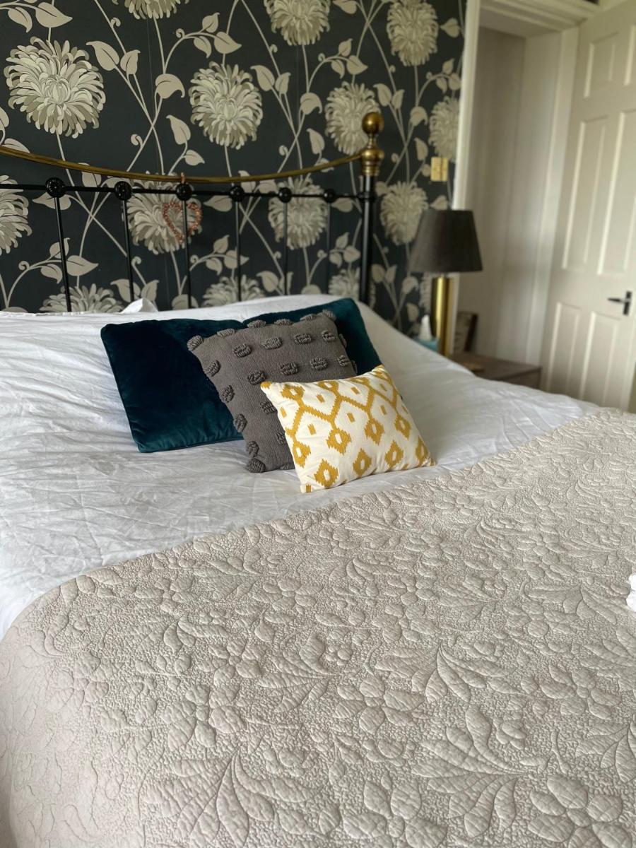 King size bed & en suite rolled top bath private lane - Housity