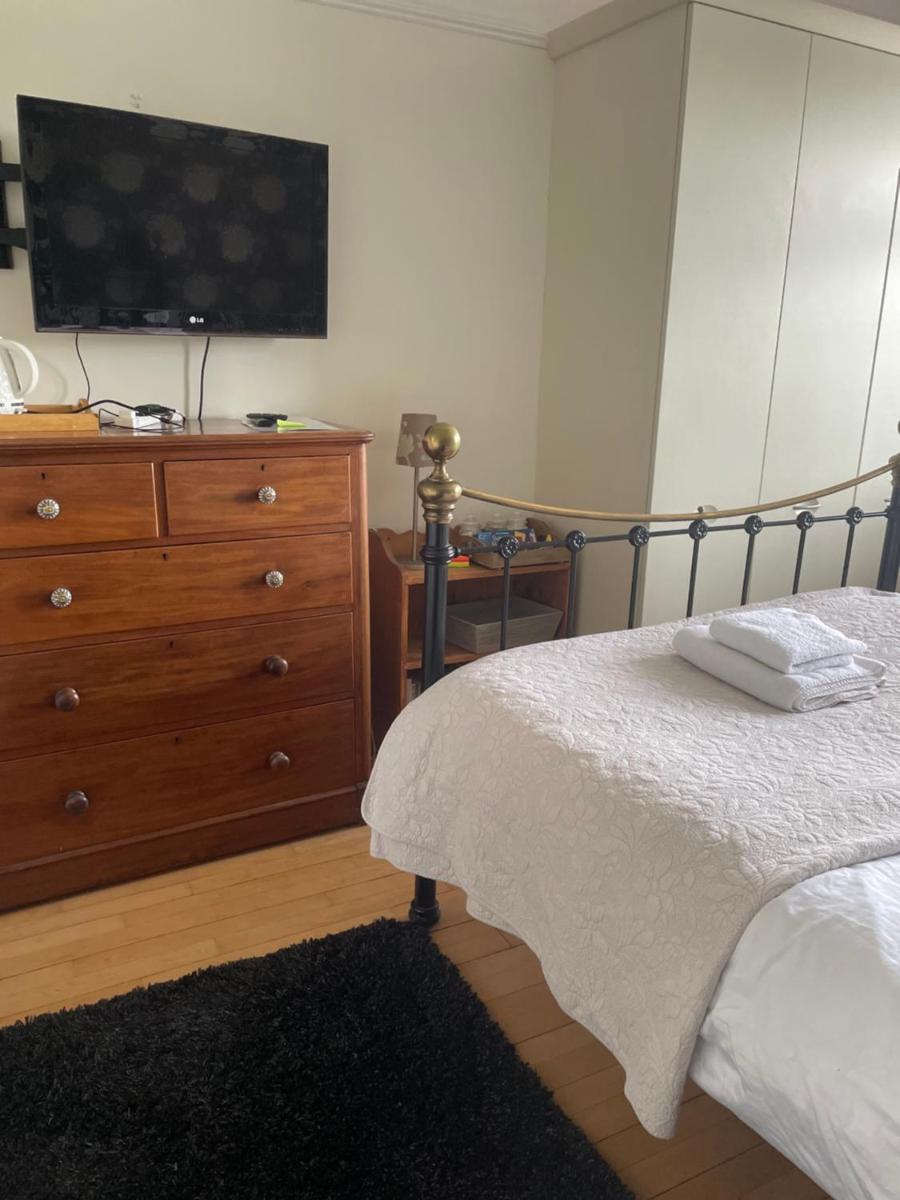 King size bed & en suite rolled top bath private lane - Housity