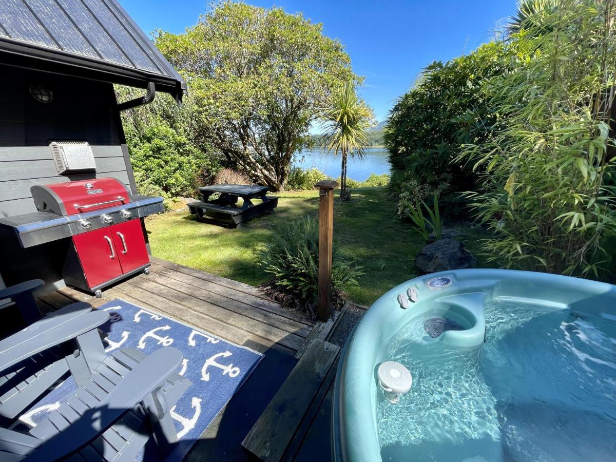 Beautiful Oceanfront Cabin With Hot Tub! - Gww - Housity