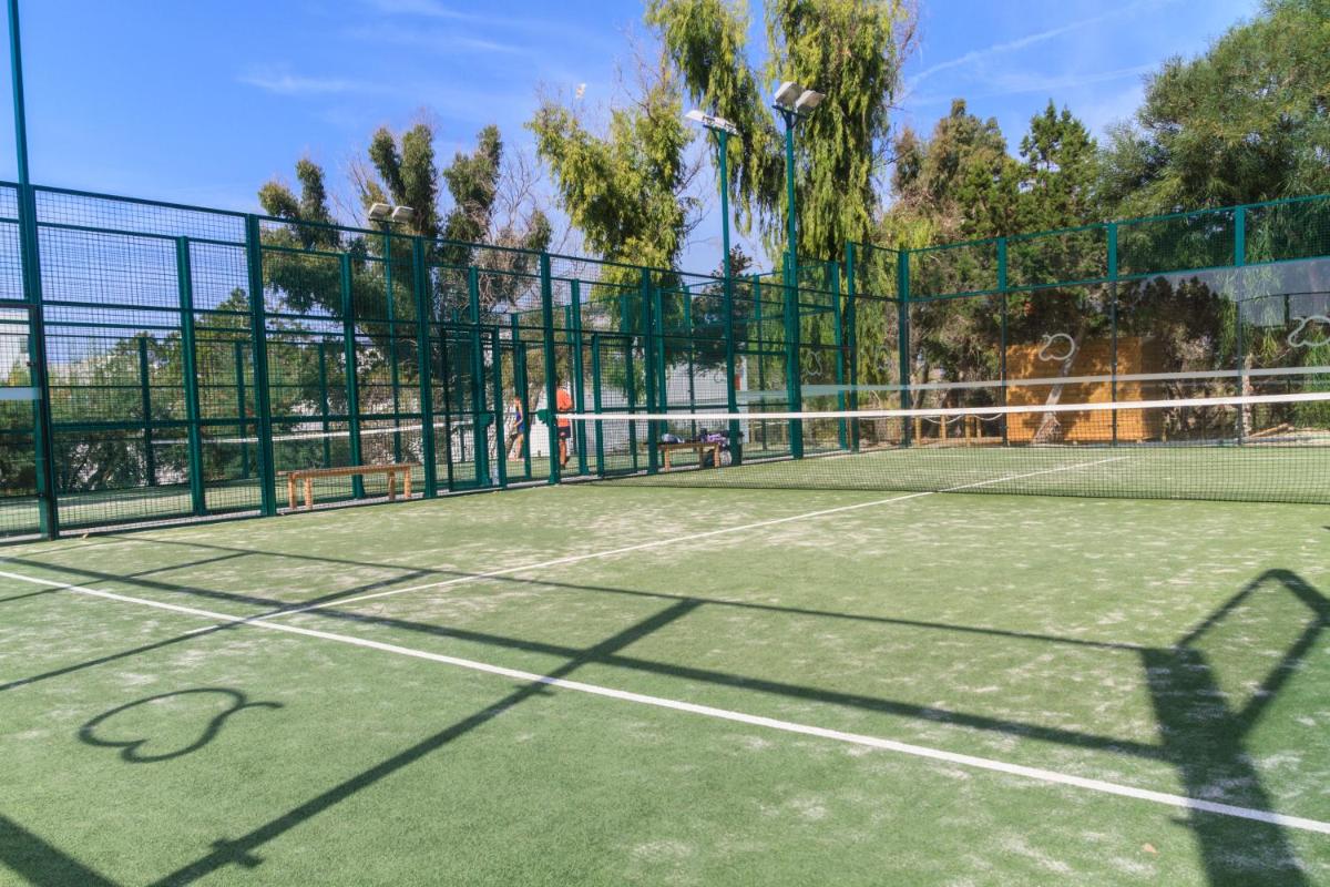 Instalaciones para jugar a tenis o squash en Hotel Cala Saona & Spa o alrededores