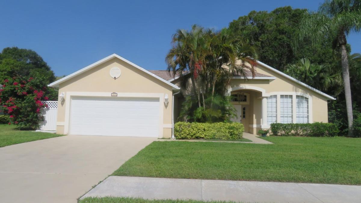 Luxury 3-Bedroom Home near Beaches with Pool - Housity