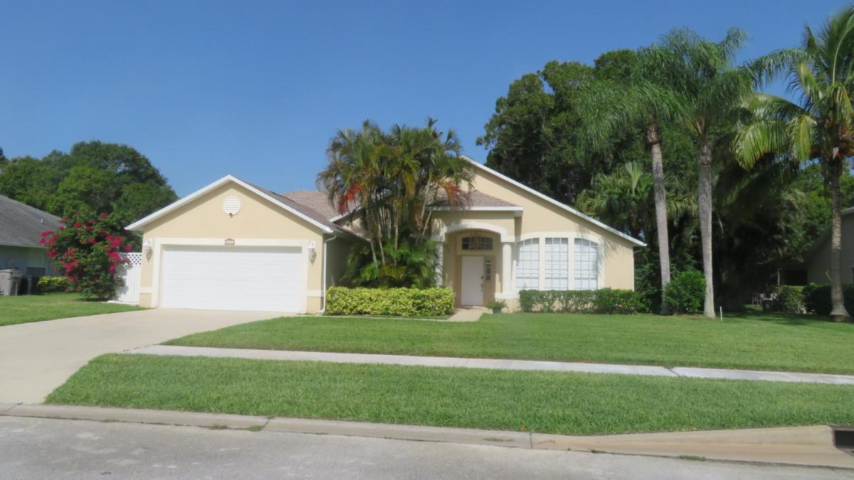 Luxury 3-Bedroom Home near Beaches with Pool - Housity