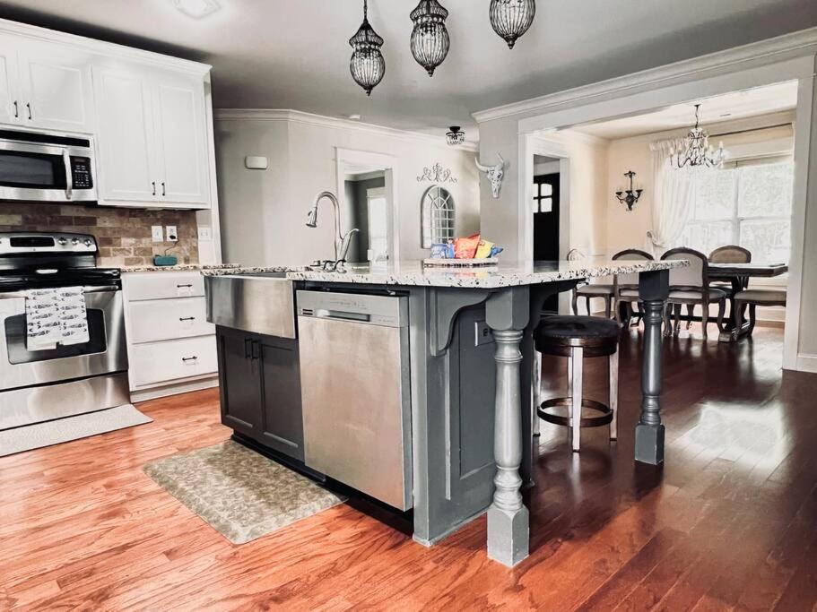 Luxury 4BR Close To Everything - 5 min to Downtown - Housity