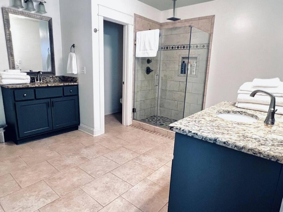 Luxury 4BR Close To Everything - 5 min to Downtown - Housity
