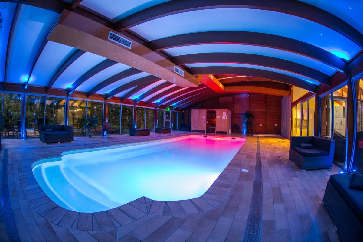 Piscine de l'établissement Hotel SPA Plage St Jean ou située à proximité