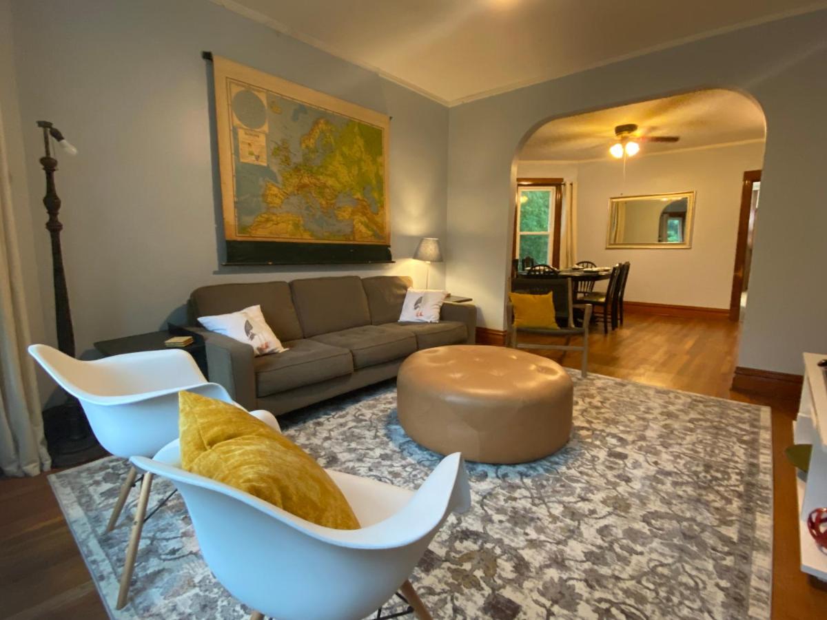 Beautiful, sunny 2nd floor 3BR/1BA w free parking - Housity
