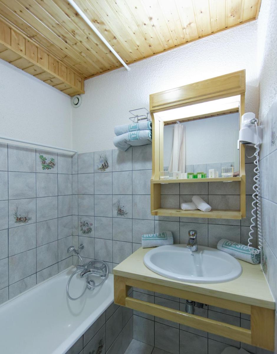 Salle de bains dans l'établissement Hôtel Les Côtes, Résidence Loisirs et Chalets