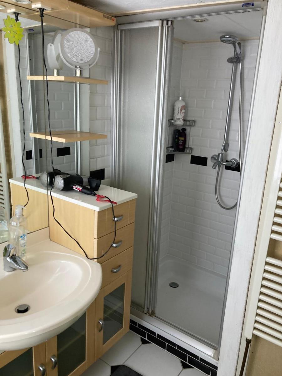 Luc's place, Waterbed grote kamer - Housity