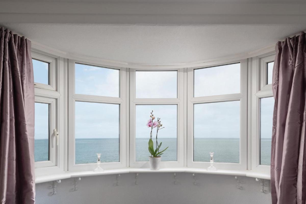 Beachcliffe House - Sea front property - Sleeps 10 - Pet friendly - Housity