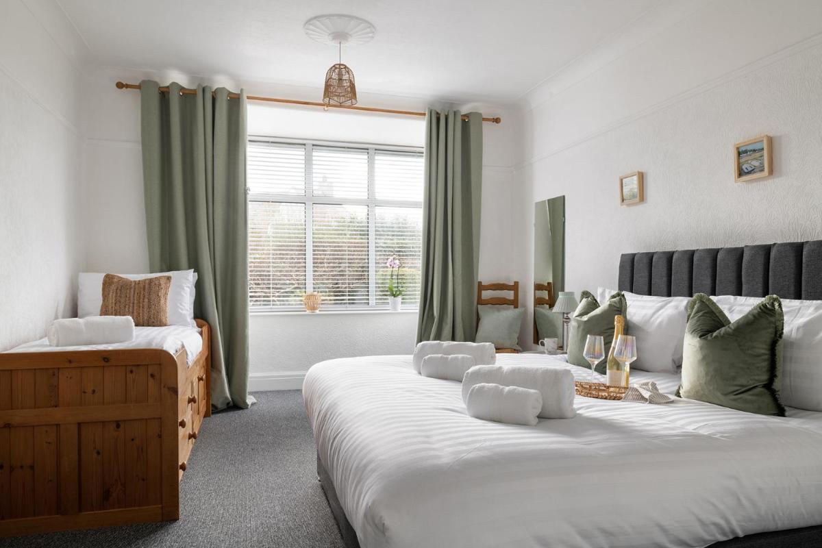 Beachcliffe House - Sea front property - Sleeps 10 - Pet friendly - Housity