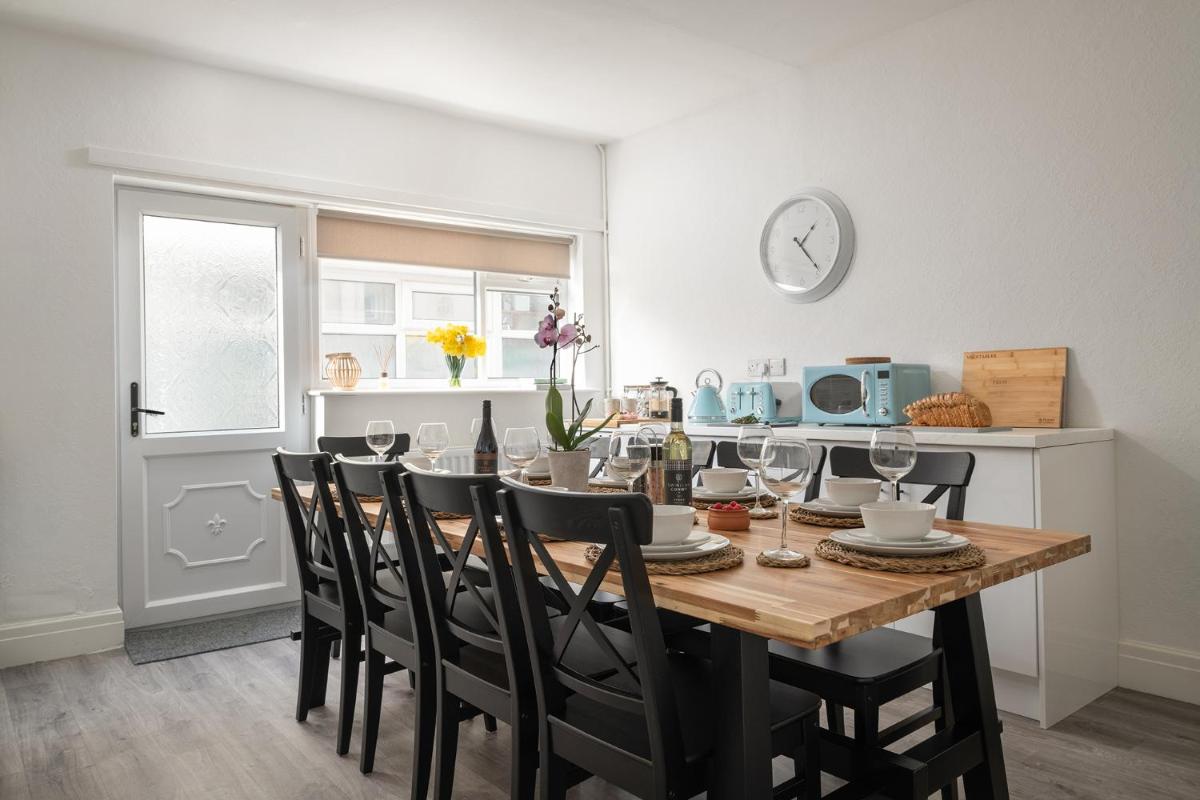 Beachcliffe House - Sea front property - Sleeps 10 - Pet friendly - Housity