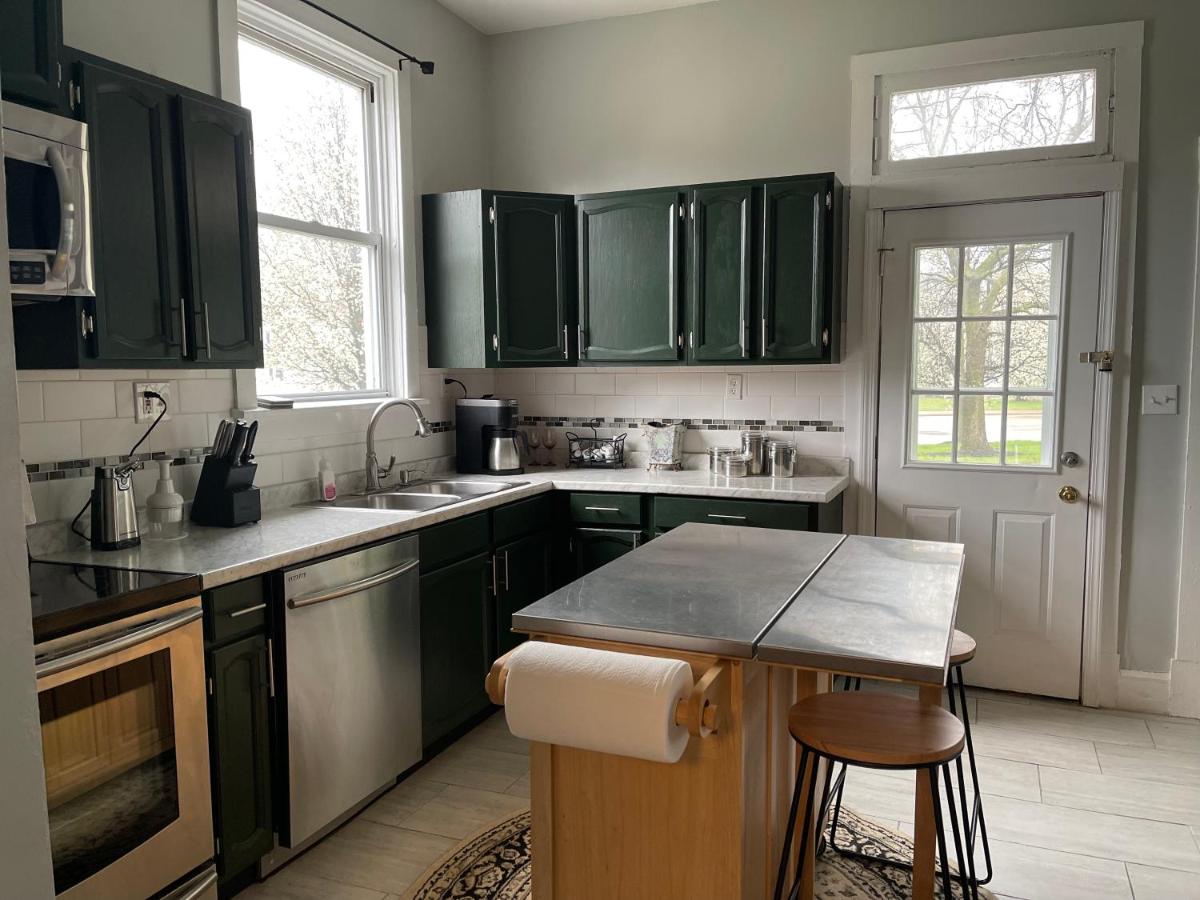 The Green House Gallery Business Queen - Housity