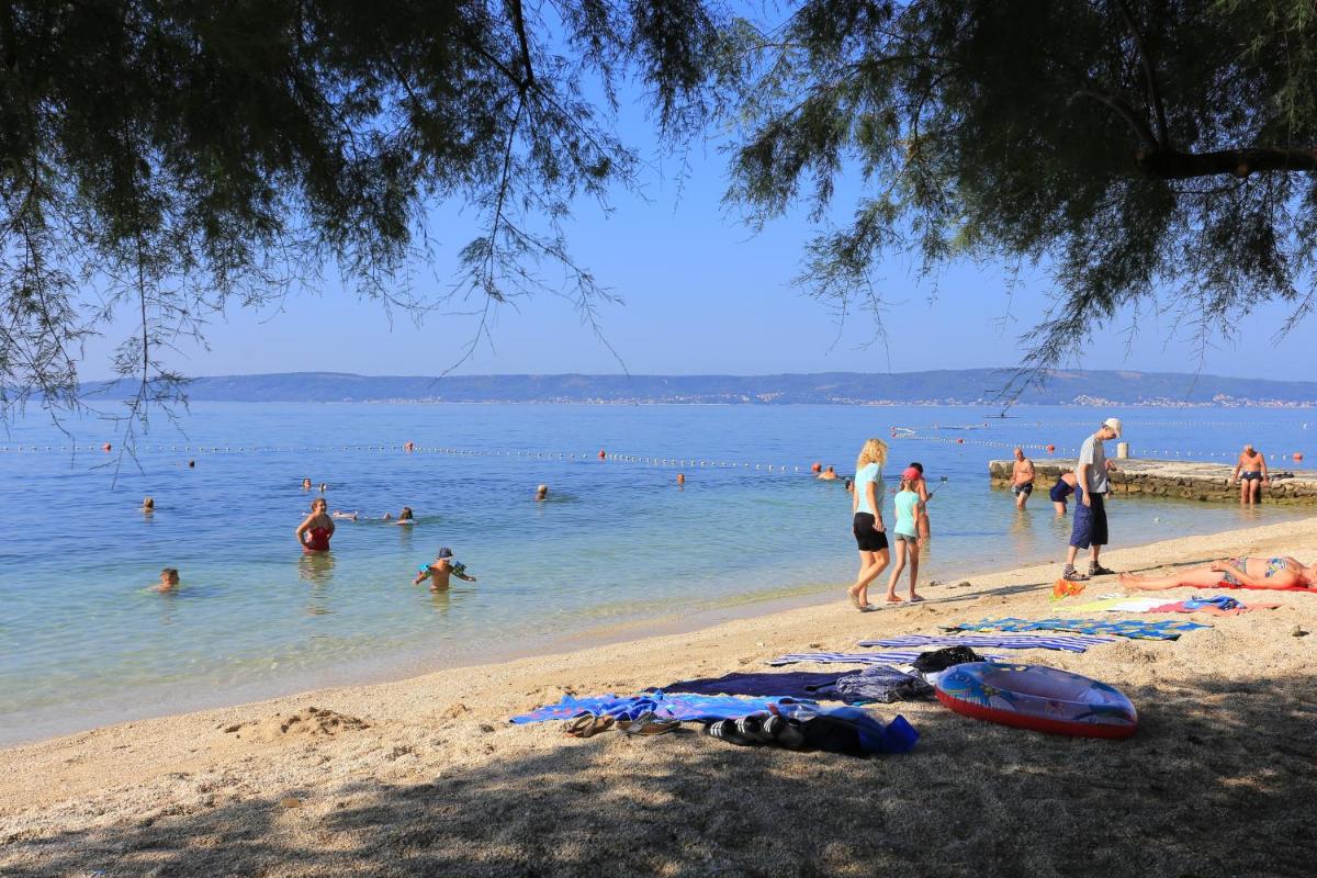 Apartments by the sea Kastel Kambelovac, Kastela - 8627 - Housity