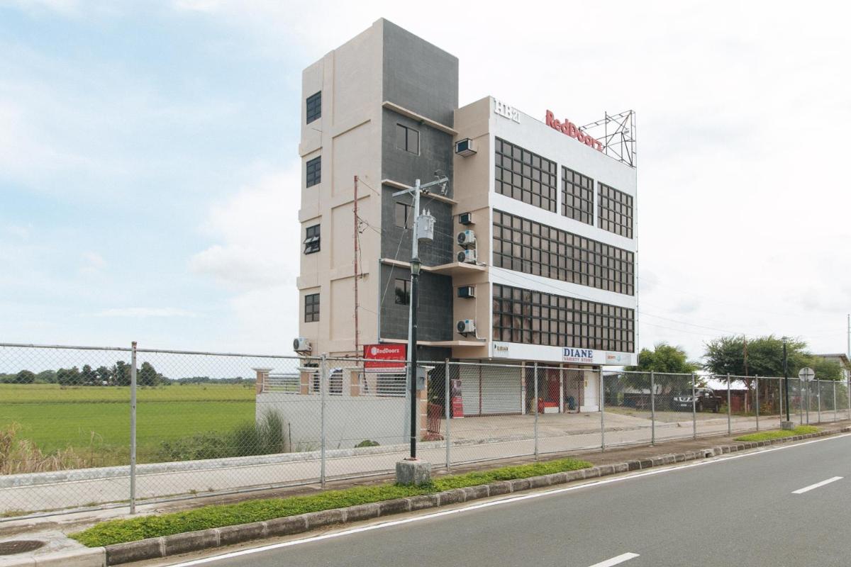 Suitetrails - RedDoorz Near Iloilo International Airport