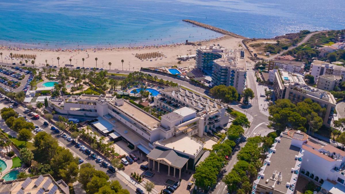 Una vista aérea de una playa y edificios. en Gran Palas Hotel - Spa incluido, en La Pineda