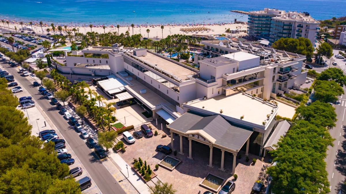 una vista aérea de un edificio situado junto a la playa en Gran Palas Hotel - Spa incluido, en La Pineda