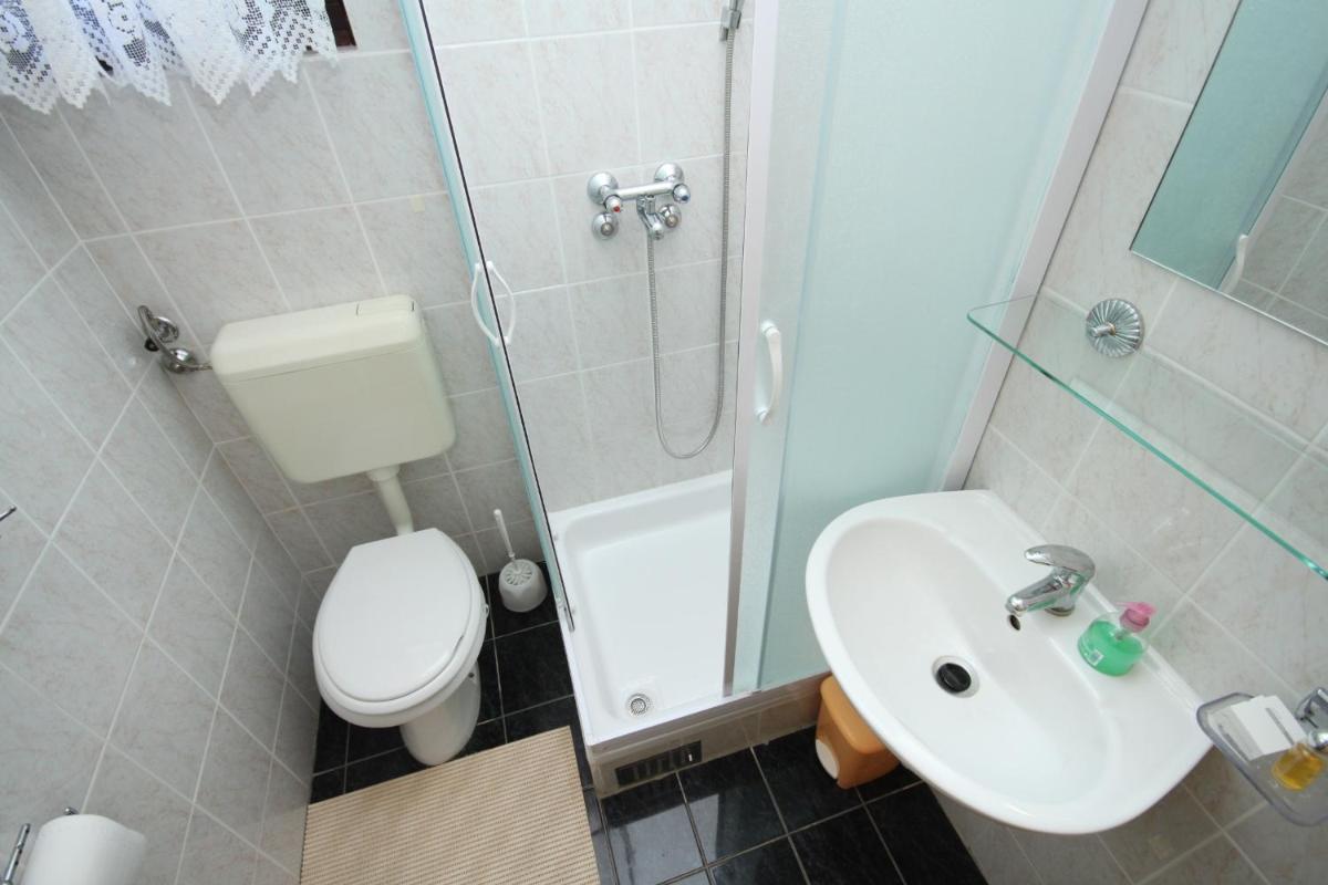 Apartments with a parking space Starigrad, Paklenica - 6566 - Housity