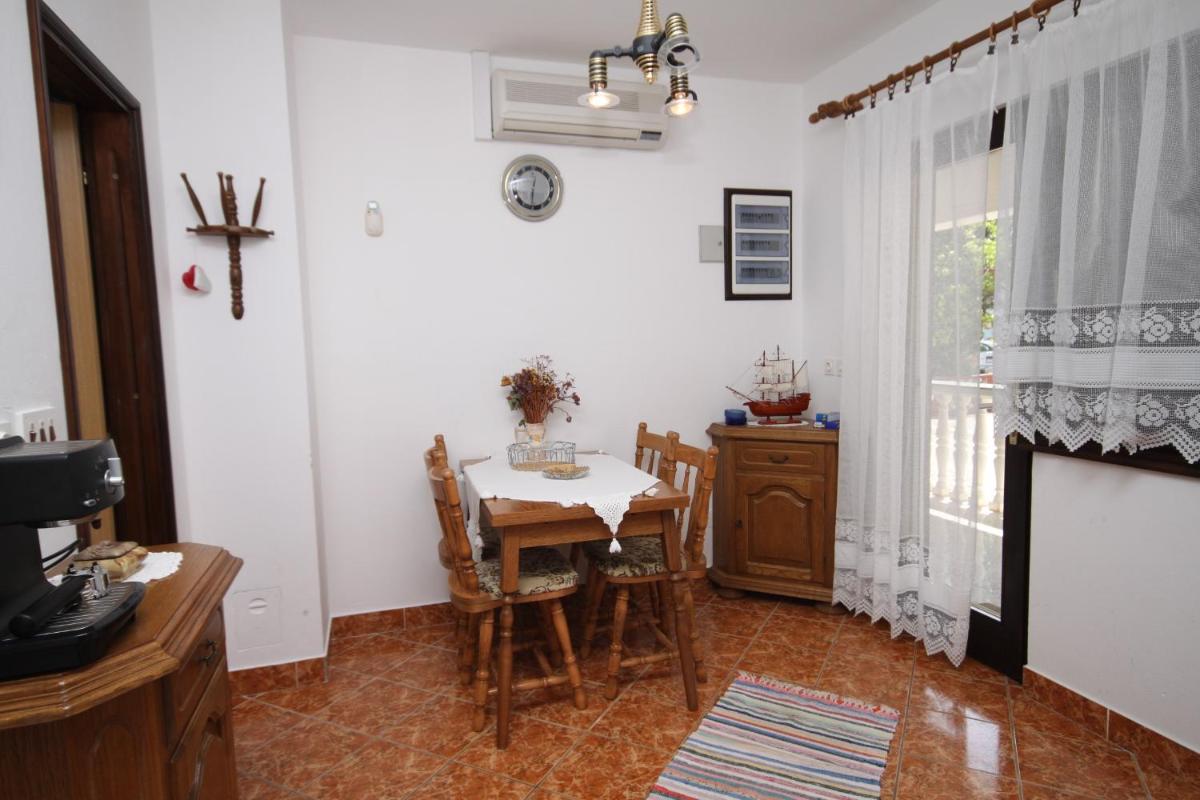 Apartments with a parking space Starigrad, Paklenica - 6566 - Housity