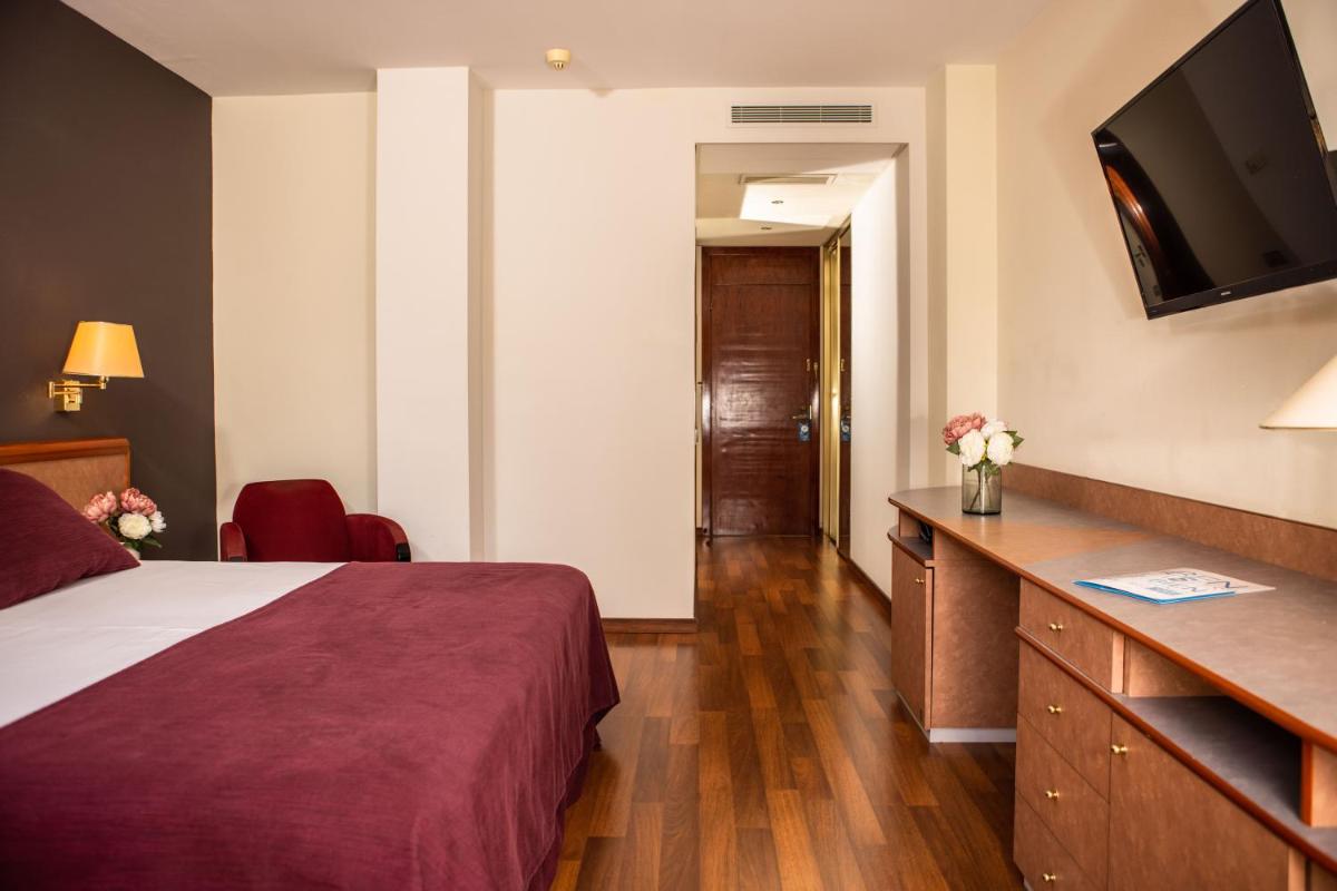 Una televisión o centro de entretenimiento en RVHotels Spa Vila de Caldes - Adults only
