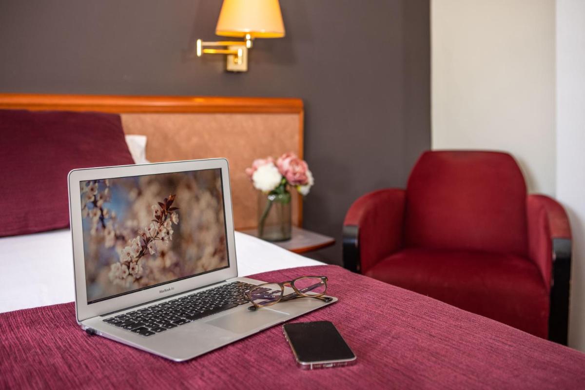 Una televisión o centro de entretenimiento en RVHotels Spa Vila de Caldes - Adults only
