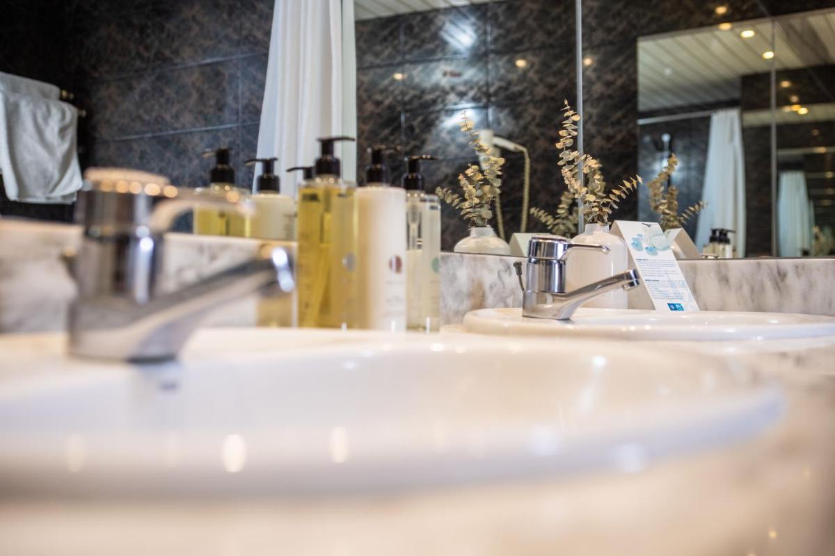 Un baño de RVHotels Spa Vila de Caldes - Adults only