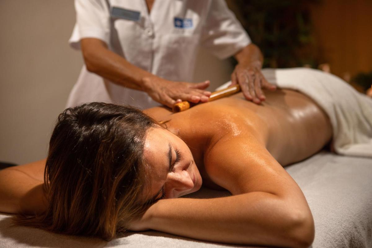 Una mujer en un spa recibiendo un masaje. en RVHotels Spa Vila de Caldes - Adults only, en Caldes de Montbui