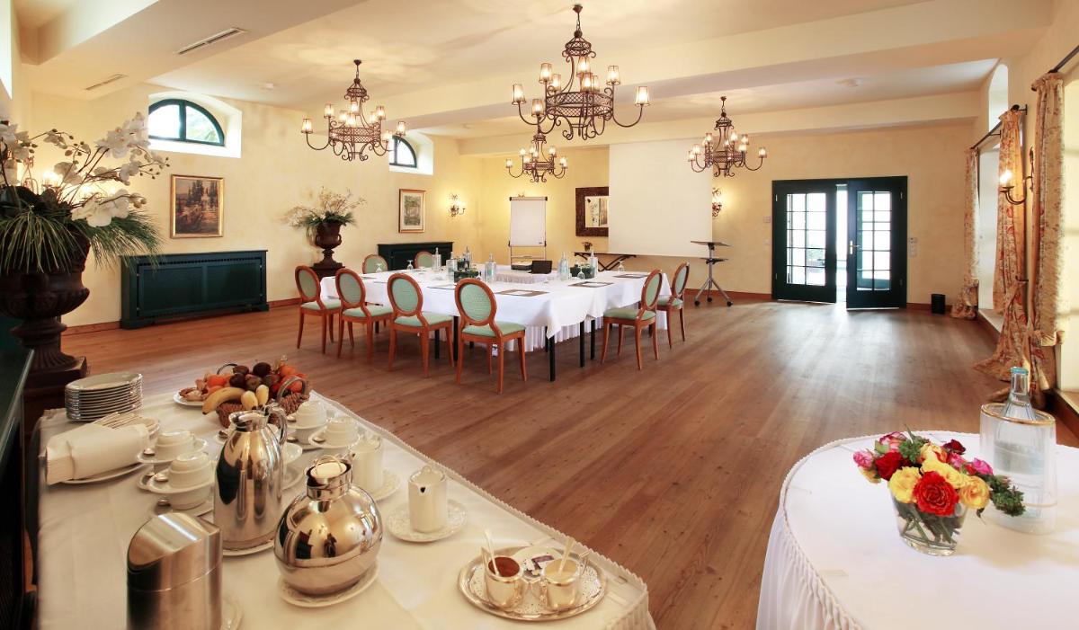 Ein Restaurant oder anderes Speiselokal in der Unterkunft Deidesheimer Hof