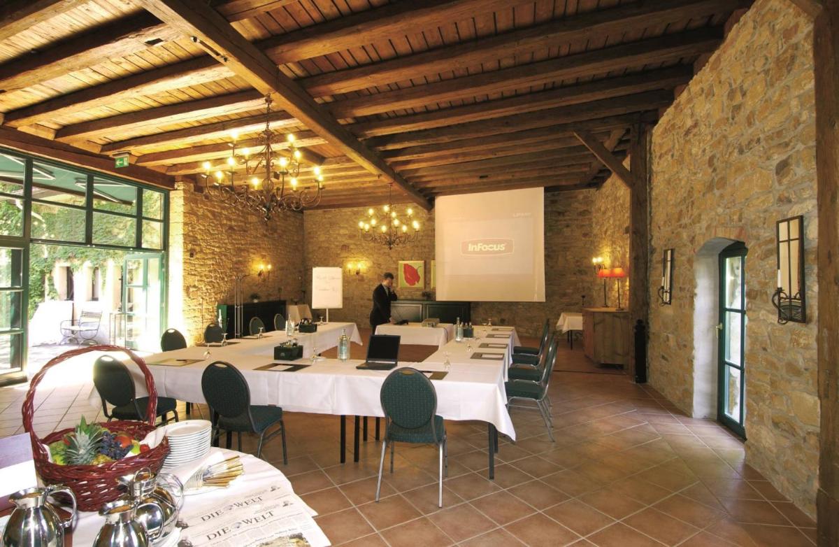 Ein Restaurant oder anderes Speiselokal in der Unterkunft Deidesheimer Hof