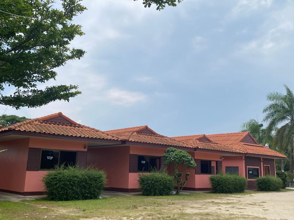 โพธิ์ทองริมทุ่ง Pothong Rimtung Hotel - Housity