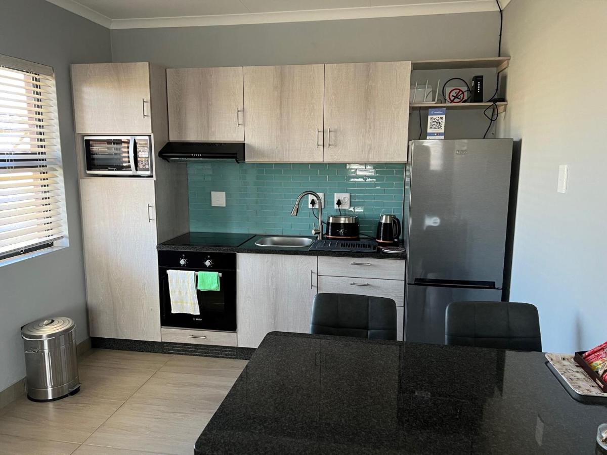 Elephant House, 2 bedroom House, Next to Pilanesberg and Sun City - Housity