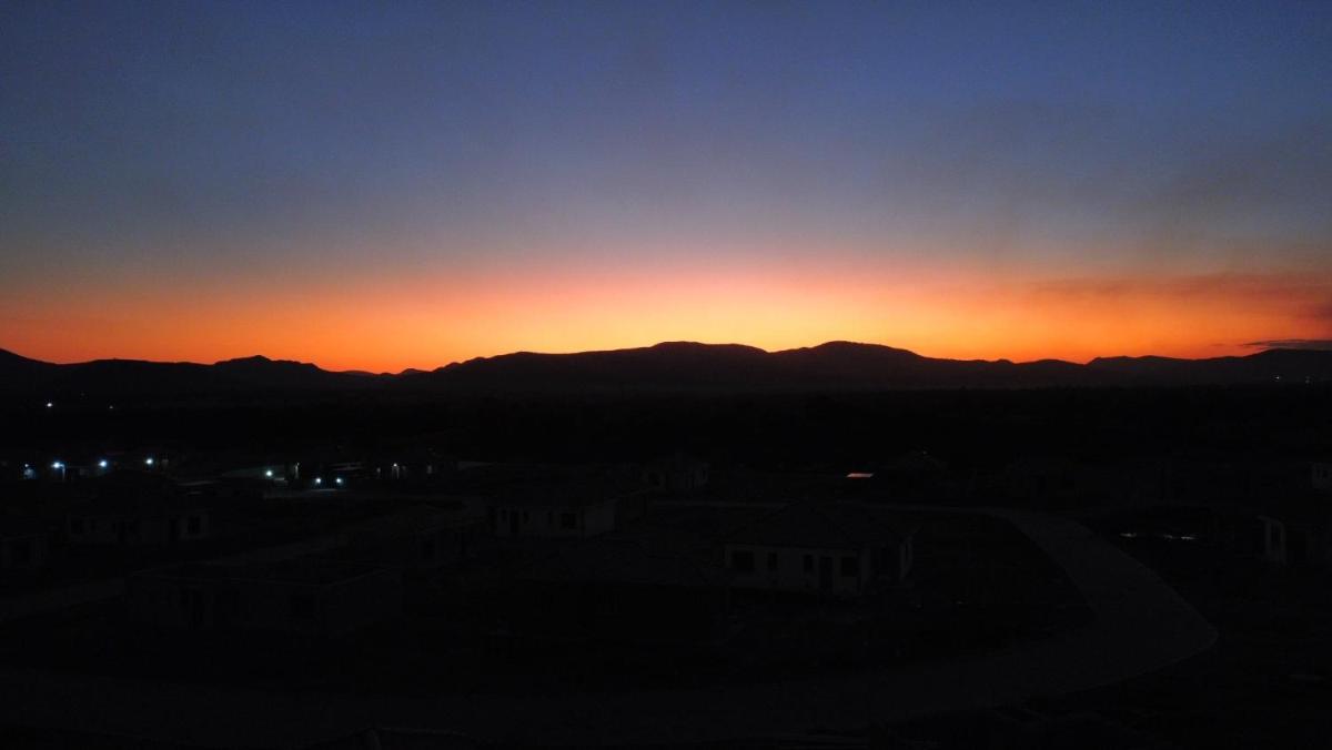 Elephant House, 2 bedroom House, Next to Pilanesberg and Sun City - Housity