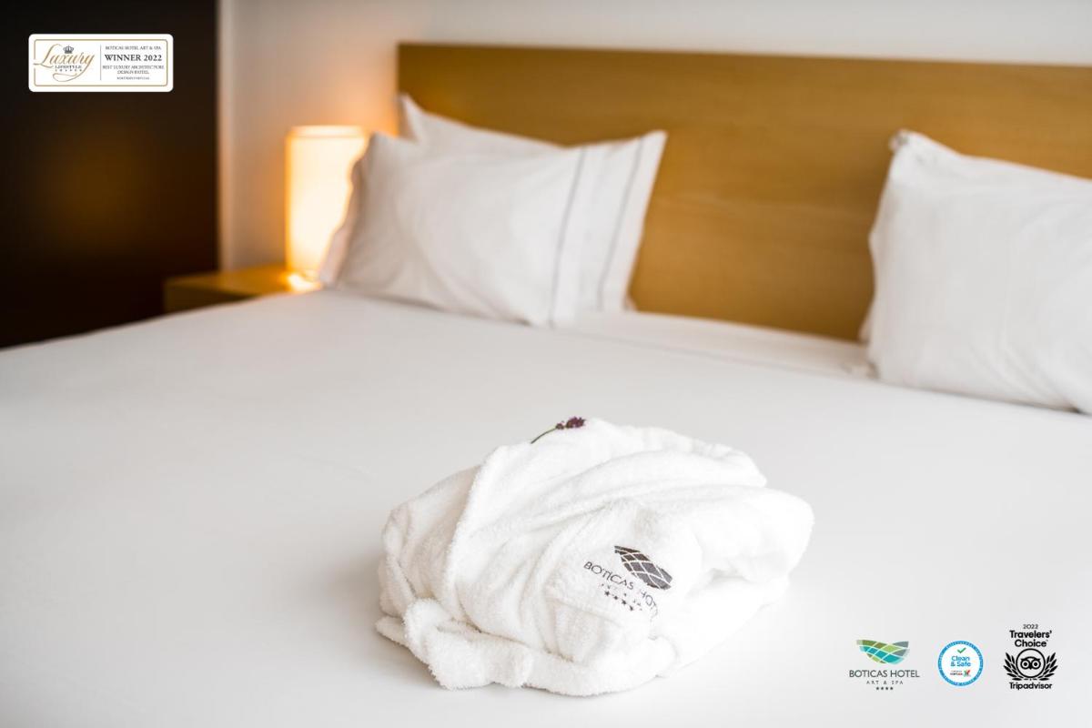 Uma cama ou camas num quarto em Boticas Hotel Art & SPA