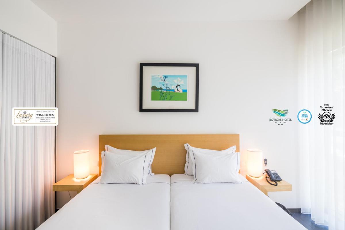 Uma cama ou camas num quarto em Boticas Hotel Art & SPA