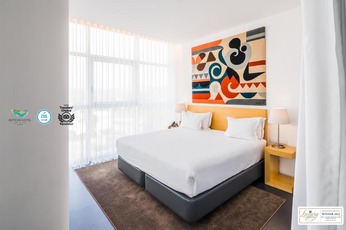Uma cama ou camas num quarto em Boticas Hotel Art & SPA