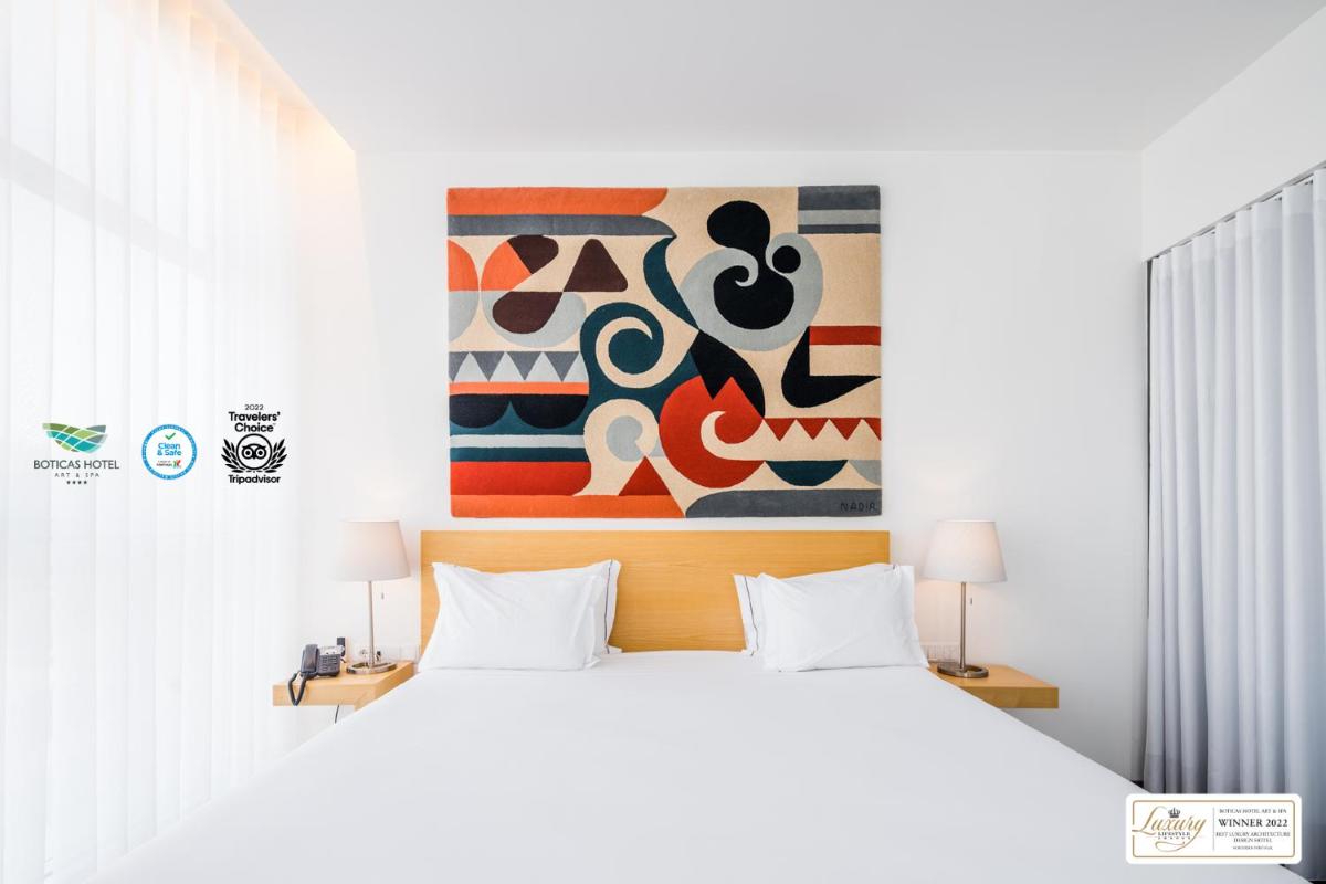 Uma cama ou camas num quarto em Boticas Hotel Art & SPA