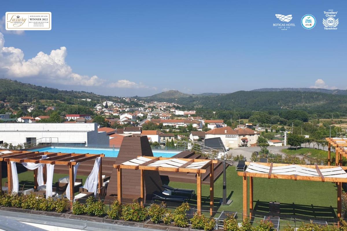 Uma vista geral da montanha ou uma vista da montanha a partir do hotel