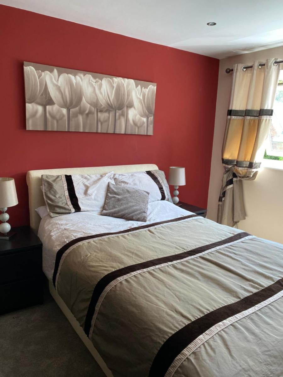 2 bed apartment 5 minutes from airport & 5 minutes walk to Village - Housity