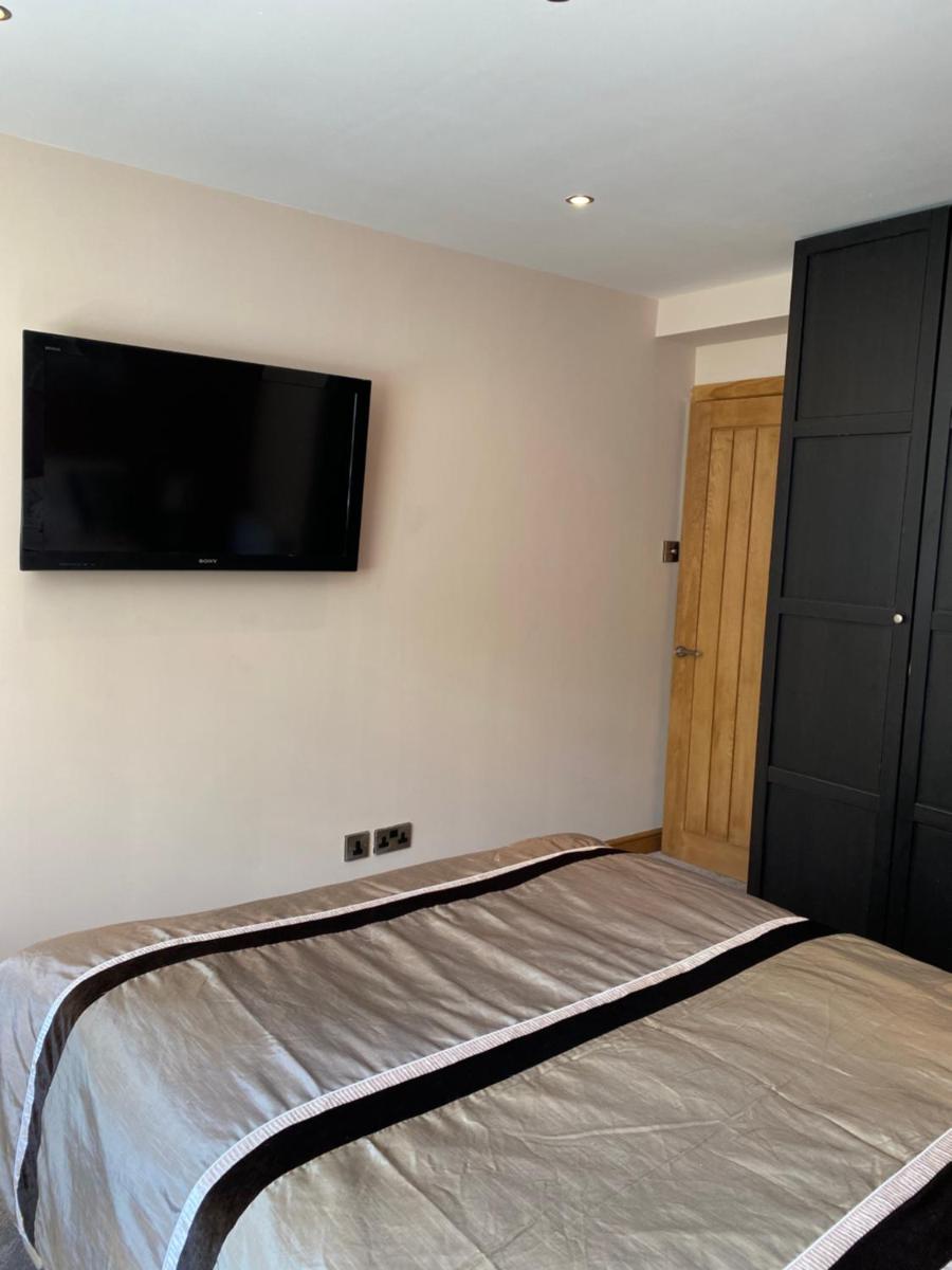 2 bed apartment 5 minutes from airport & 5 minutes walk to Village - Housity