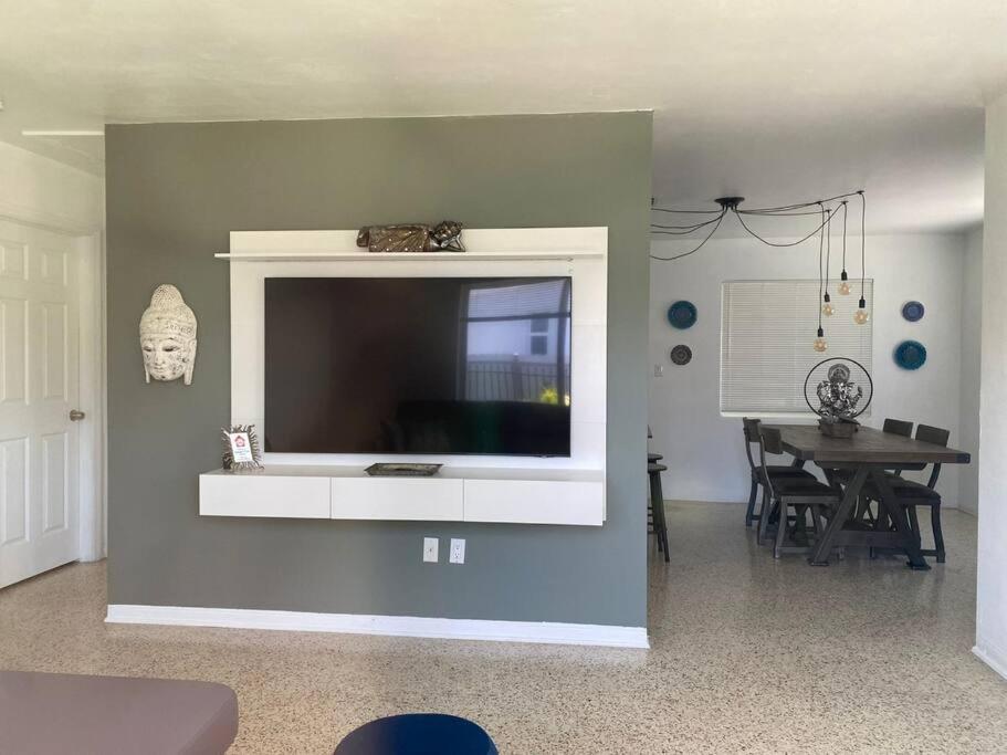 Stayover In Miami Home 2BR - 1BTH - free parking - Housity