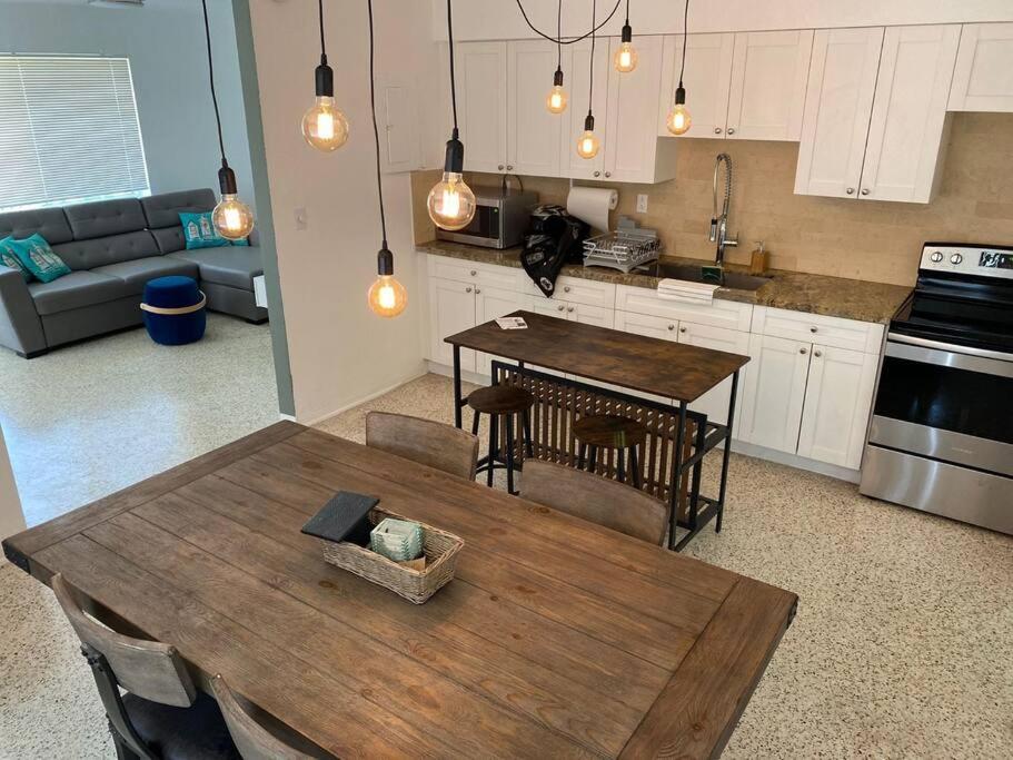 Suitetrails - Stayover In Miami Home 2BR - 1BTH - free parking