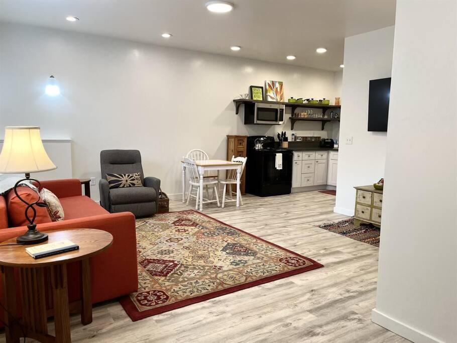 Cute 1 bedroom Ohana 10 miles from Eugene - Housity